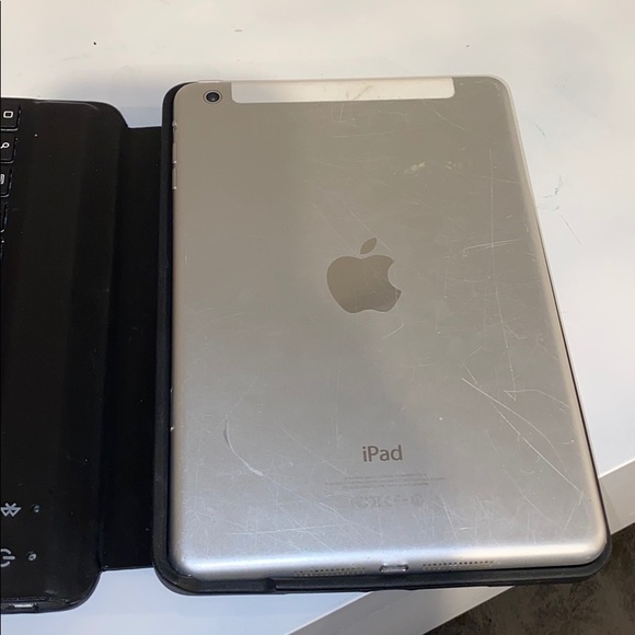 2 big iPad, 1 mini iPad, & 1 Samsung tablet - Picture 11 of 11